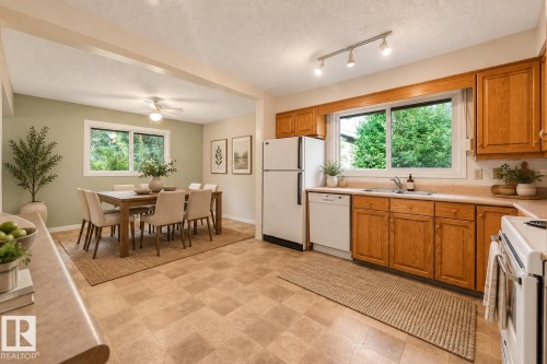 21 Fleetwood Crescent — photo 3