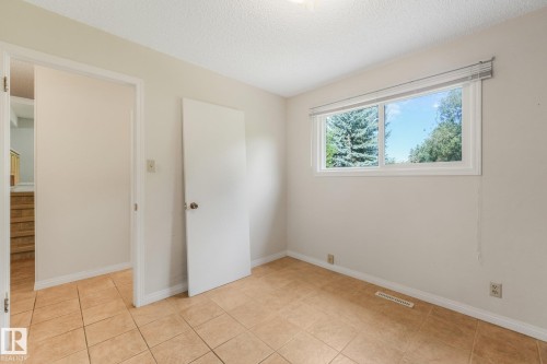 21 Fleetwood Crescent — photo 27