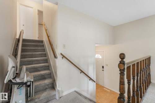 21 Fleetwood Crescent — photo 32