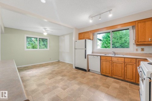 21 Fleetwood Crescent — photo 38
