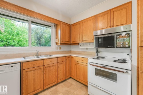 21 Fleetwood Crescent — photo 40