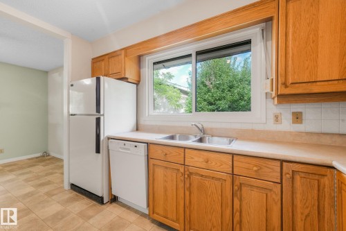21 Fleetwood Crescent — photo 42